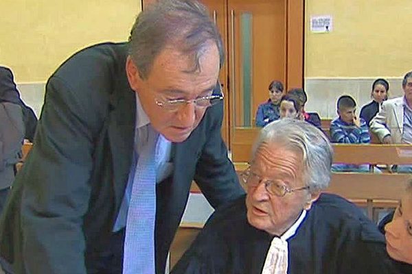 Nîmes - Gilbert Baumet et Roland Dumas au palais de justice - archives