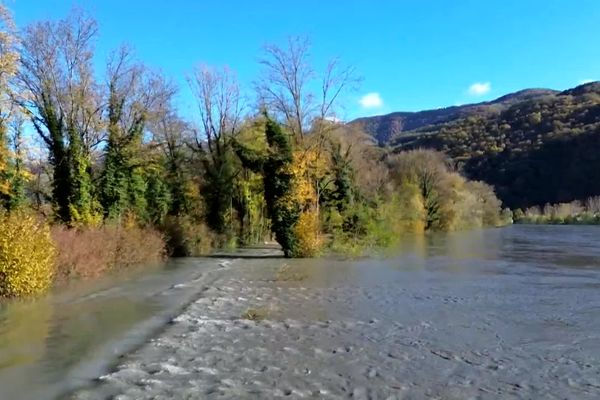 Plusieurs crues ont détérioré les digues du lac de la Taillat, en Isère, fin 2023.