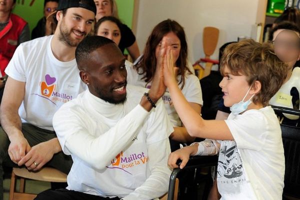 Enfants et sportifs réunis dans un hôpital à Grenoble en 2020.