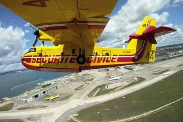 Marignane (Bouches-du-Rhône) - les Canadair et les pilotes s'entraînent avant la saison estivale - juin 2014.