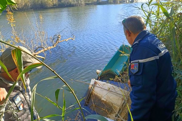 Les barques, en partie immergées, étaient nombreuses les bords de la rivière de l'Argens avant l'intervention des forces de l'ordre.