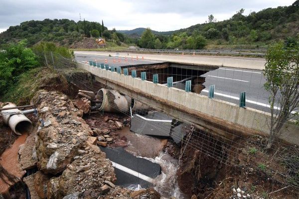 Au niveau de Lodeve, une partie de la chaussée de l'A75 s'est effondrée laissant un trou béant de 8m sur 10m