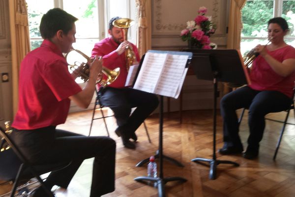 Un ensemble de cuivres au festival de Sully et du Loiret 2015.