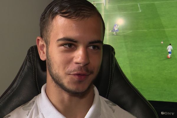 Frère d'un footballeur professionnel, Tony Desree s'attaque au championnat national d'eFoot à Clairefontaine.