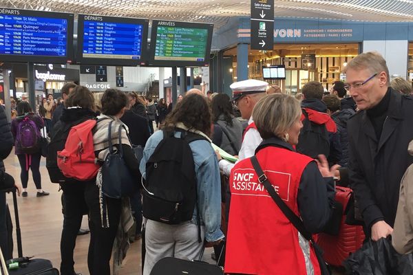 Pas mal de perturbations et beaucoup d'incertitudes en gare de rennes vendredi soir, jour de départs en week-end et vacances.