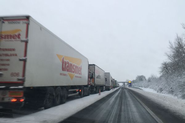 Les poids lourds, interdits de circulation, sont immobilisés le long de l'A10. 