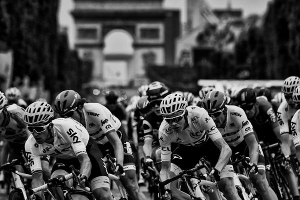 Des coureurs sur l'avenue des Champs-Elysées lors de la dernière étape du Tour de France 2017.