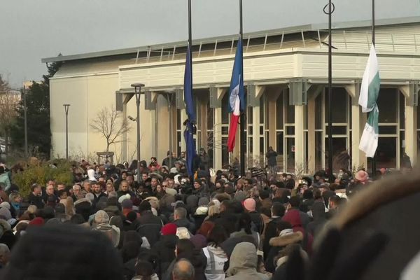 Après l’incendie meurtrier dans un immeuble de Vaulx-en-Velin, un rassemblement en hommage aux victimes s’est déroulé devant la mairie. Proches et inconnus, des centaines de personnes étaient présentes.