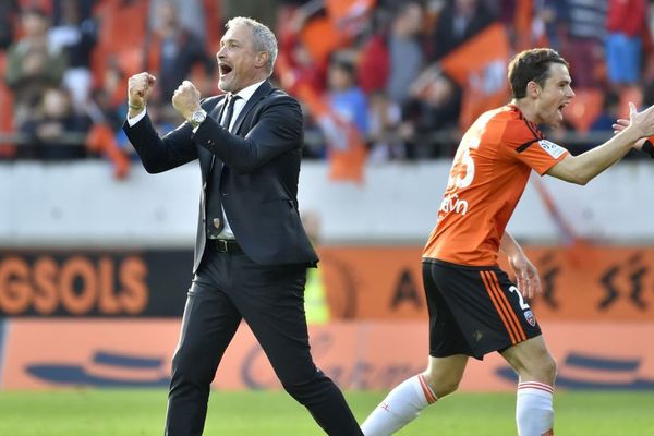 La joie de Bernard Casoni, entraîneur de Lorient et du défenseur Vincent Le Goff, à l'issue de la victoire des Merlus sur Caen au stade du Moustoir à Lorient - 2/04/2017