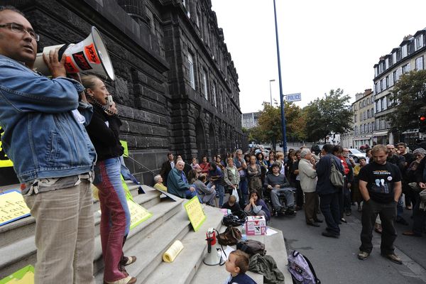 Régulièrement, des associations de défense des droits des étrangers se rassemblent devant la préfecture du Puy-de-Dôme, comme ici en 2009.