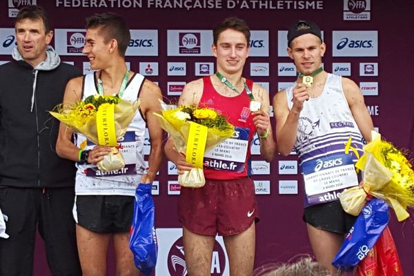 Fabien Palcau (maillot rouge) remporte le titre de Champion de France Junior au Mans. Son entraîneur Rémy Geofroy est aussi monté sur le podium (à g.)