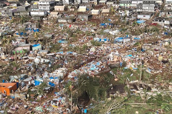 À Mayotte, le dernier bilan, très provisoire, fait état de 21 morts, mais les autorités redoutent des centaines, voire des milliers de victimes.