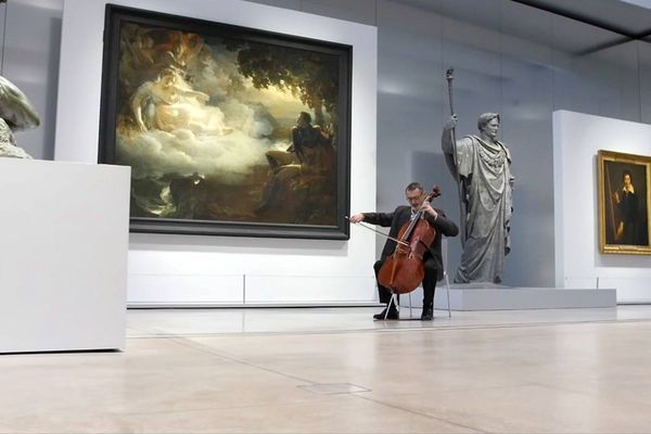 Un extrait du clip, au musée du Louvre - Lens. 