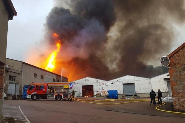 Incendie à l'entreprise Poyet-Motte, à Cours