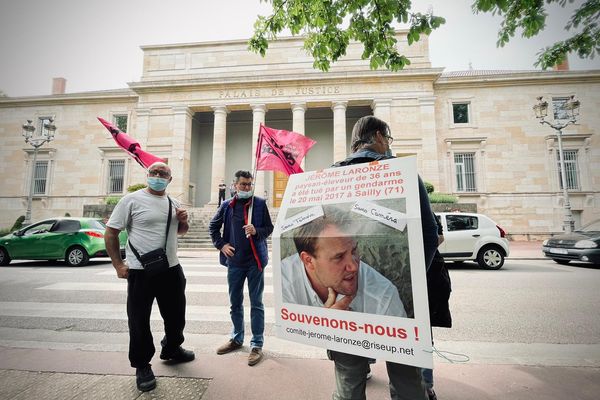 Les soutiens et les proches de Jérôme Laronze devant le tribunal de Chalon-sur-Saône