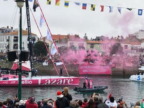 Dans un nuage rose, le bateau Lazare passe devant ses « colocs » amassés sur le quai.