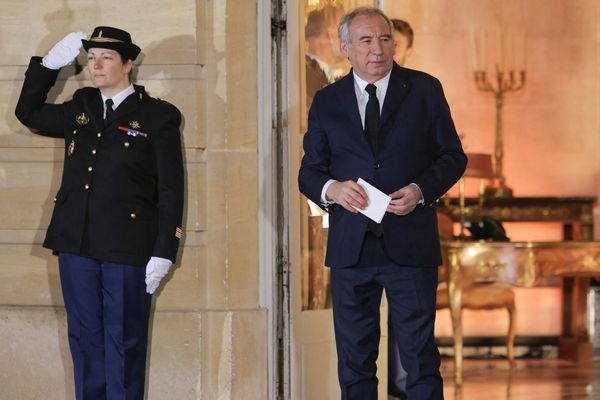 François Bayrou, maire de Pau, et tout nouveau Premier ministre désigné ce vendredi 13 décembre, apparait sur le perron de Matignon en fin de journée.