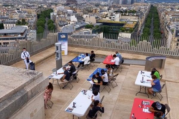 La finale de la Dictée pour Tous s'est tenue ce samedi matin sur le toit de l'Arc de Triomphe à Paris.