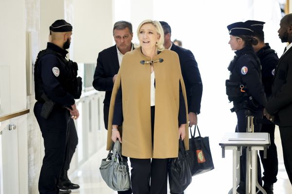 Le couperet est tombé hier pour Marine Le Pen. Dans l'affaire des assistants parlementaires du RN, le parquet du tribunal de Paris a requis cinq de prison dont deux ans ferme, 300.000 euros d'amende, et surtout une peine d'inéligibilité de 5 ans. Un réquisitoire qui provoque de nombreuses réactions, et pas seulement à l'extrême droite.