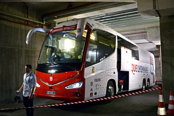 Marseille 29/10/2023. Le bus de l'Olympique Lyonnais caillassé sur la route du Vélodrome.