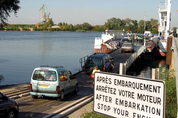 Un pont permettant de franchir le Rhône devrait remplacer le bac de Barcarin à l'horizon 2033, entre Salin-de-Giraud et Port-Saint-Louis.