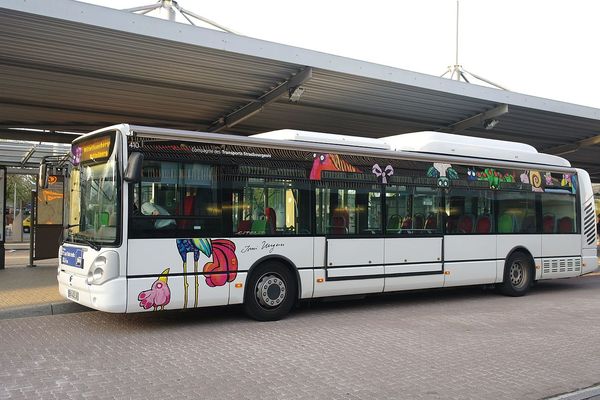 Le pied de l'adolescente est resté coincé dans la porte du bus, qui ne s'est pas automatiquement rouverte comme elle aurait dû.