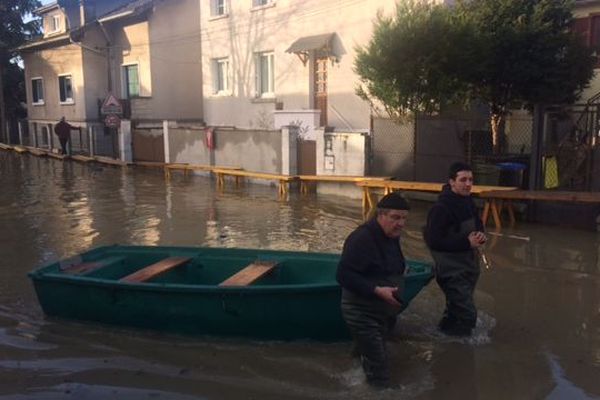 Des barques circulent dans les rues de Villeneuve-Saint-Georges, dans le Val-de-Marne, le 23 janvier 2018.