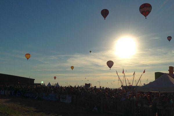 Les montgolfières ont salué une dernière fois le public lorrain en le survolant, dimanche 2 août 2015.