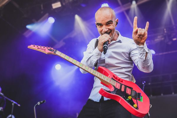 Le chanteur Aldebert s'était déjà adonné en 2023 au Metal sur la scène de l'Axone Montbéliard lors du warm-up tour du Hellfest, festival estival de musiques extrêmes de Clisson en Loire-Atlantique.