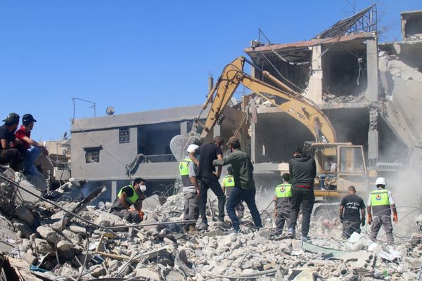 Des agents de la protection civile fouillent les décombres d'un bâtiment sur le site d'une frappe aérienne israélienne nocturne qui a ciblé un quartier de la ville de Baalbek, dans l'est du Liban, le 30 septembre 2024.