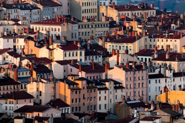 Un incendie s'est déclaré, samedi 6 juillet 2024, au quatrième étage d'un immeuble du 1ᵉʳ arrondissement de Lyon.