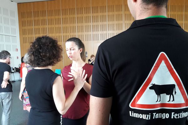 Cours de tango au Limouzi Tango Festival de Condat (87)