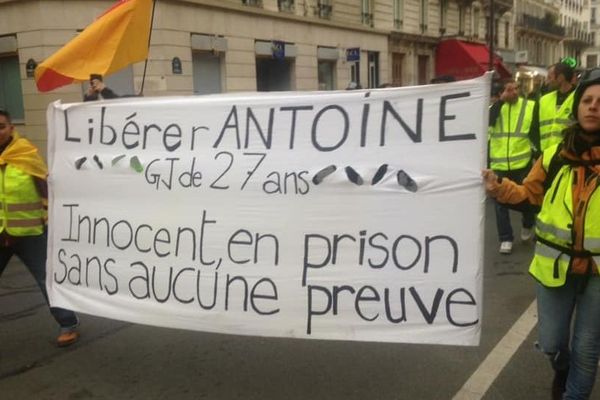 Comité de soutien pour Antoine, Jurassien en détention provisoire depuis son arrestation le 24 novembre près de la place de l'Etoile à Paris