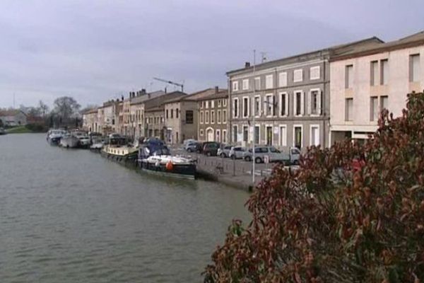 Castelnaudary (Aude) - la ville et le Canal du midi - mars 2015.