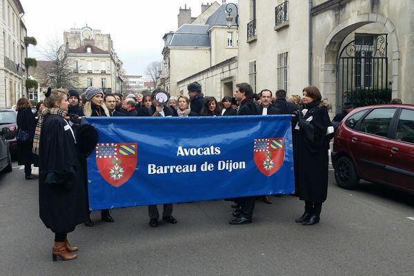 Ils étaient 110 à manifester mecredi 3 décembre en fin de matinée à Dijon, devant la Préfecture