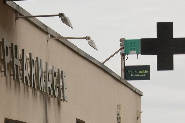 L'enseigne est éteinte. A Saint-Paul-de-Varax, la pharmacie est fermée depuis mars 2024. Elle a été placée en liquidation judiciaire.