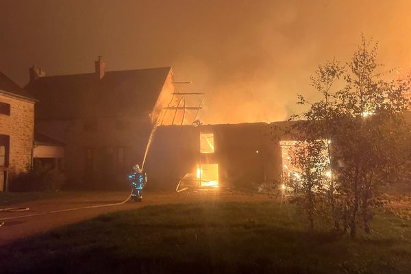 Cette ferme de Saulieu a été touchée par un incendie impressionnant.