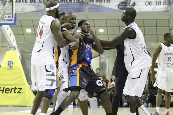 Le Parisien Jawad Williams étranglant le Gravelinois John Holland lors de la bagarre générale samedi lors du match Paris-Levallois/BCM.