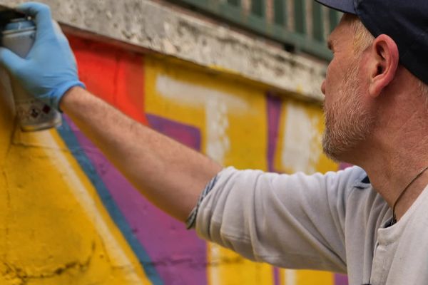 Konu, street artiste dieppois, en pleine création d'un "mural"