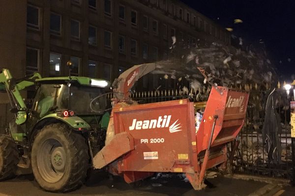 Les jeunes agriculteurs de la Manche pulvérisent du papier vers la Préfecture de Saint-Lô, mardi 2 septembre 2019