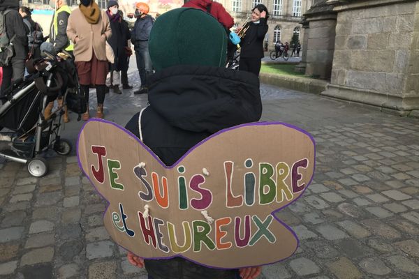 Une cinquantaine de personnes réunies à Quimper ce 19 décembre pour s'opposer au projet de loi confortant les principes républicains.