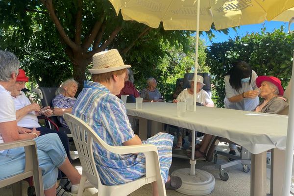 La maison de retraite Sainte-Famille organisait une après-midi musicale pour ses résidents ce 15 juin.