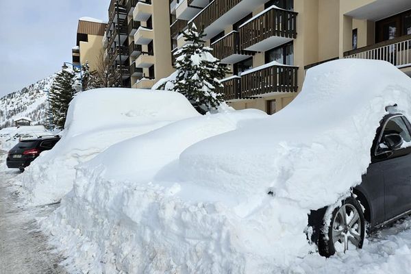 "Déneigement de votre véhicule." Un service très demandé quand au petit matin sur les parkings, toutes les voitures sont blanches et méconnaissables.