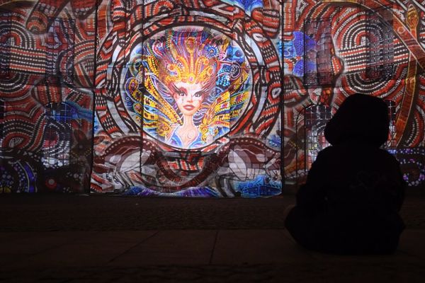 Illuminations de Noël sur les façades de l'hôtel de ville à Rennes