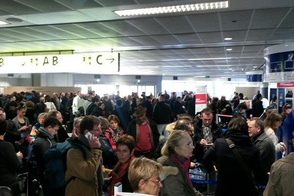 Des milliers de passagers ont été bloqués après l'évacuation