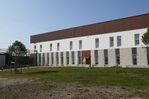 Le corps d'un détenu sans vie a été retrouvé après l'heure du repas, en début d'après-midi dans sa cellule à la prison de Luynes dans les Bouches-du-Rhône. le détenu se serait pendu.