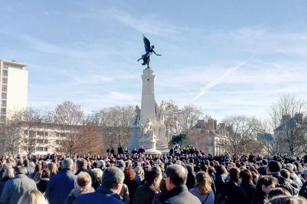 Il y avait beaucoup de monde sur la place de la République à Dijon lundi 16 novembre 2015 pour rendre hommage aux victimes des attentats de Paris.