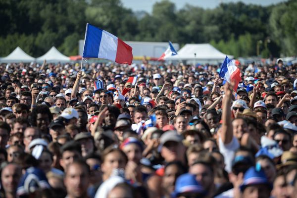 Les supporters tourangeaux exultent dans la fan-zone du parc de la Gloriette après la victoire de la France contre la Croatie (4-2) lors de la finale de la Coupe du Monde le 15 juillet 2018. 