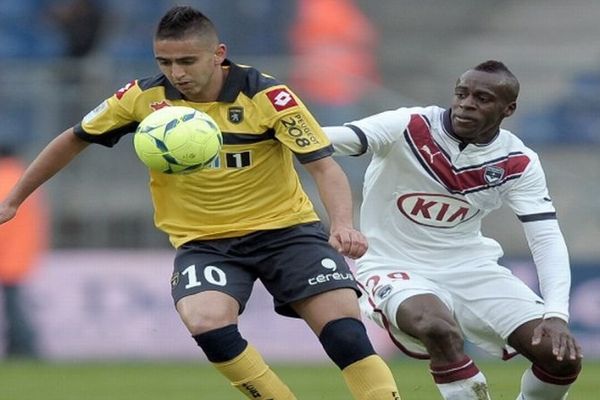 Ryad Boudebouz, ici face à Maxime Poundje, aura ouvert le score sur penalty pour le FC Sochaux.