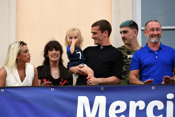 La famille Griezmann de droite à gauche : le père Alain, le frère Théo, sa fille, sa sœur Maude et sa femme Erika.